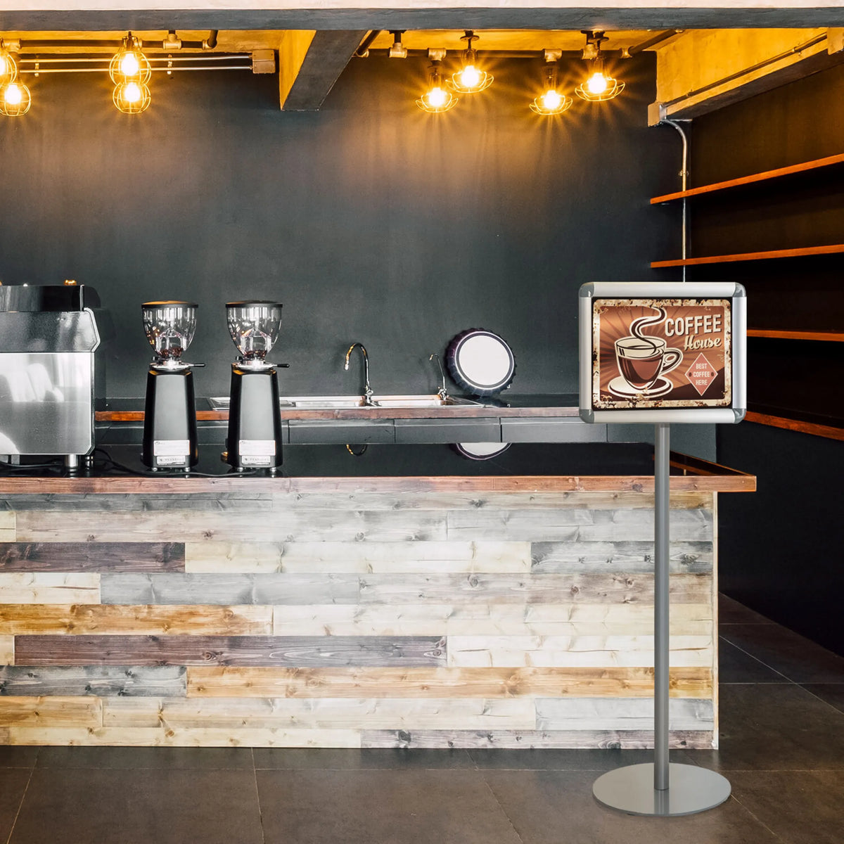 Silverfärgad Trottoarpratare AGENDA I med Coffee House-skylt i en cafeteria från hjh OFFICE