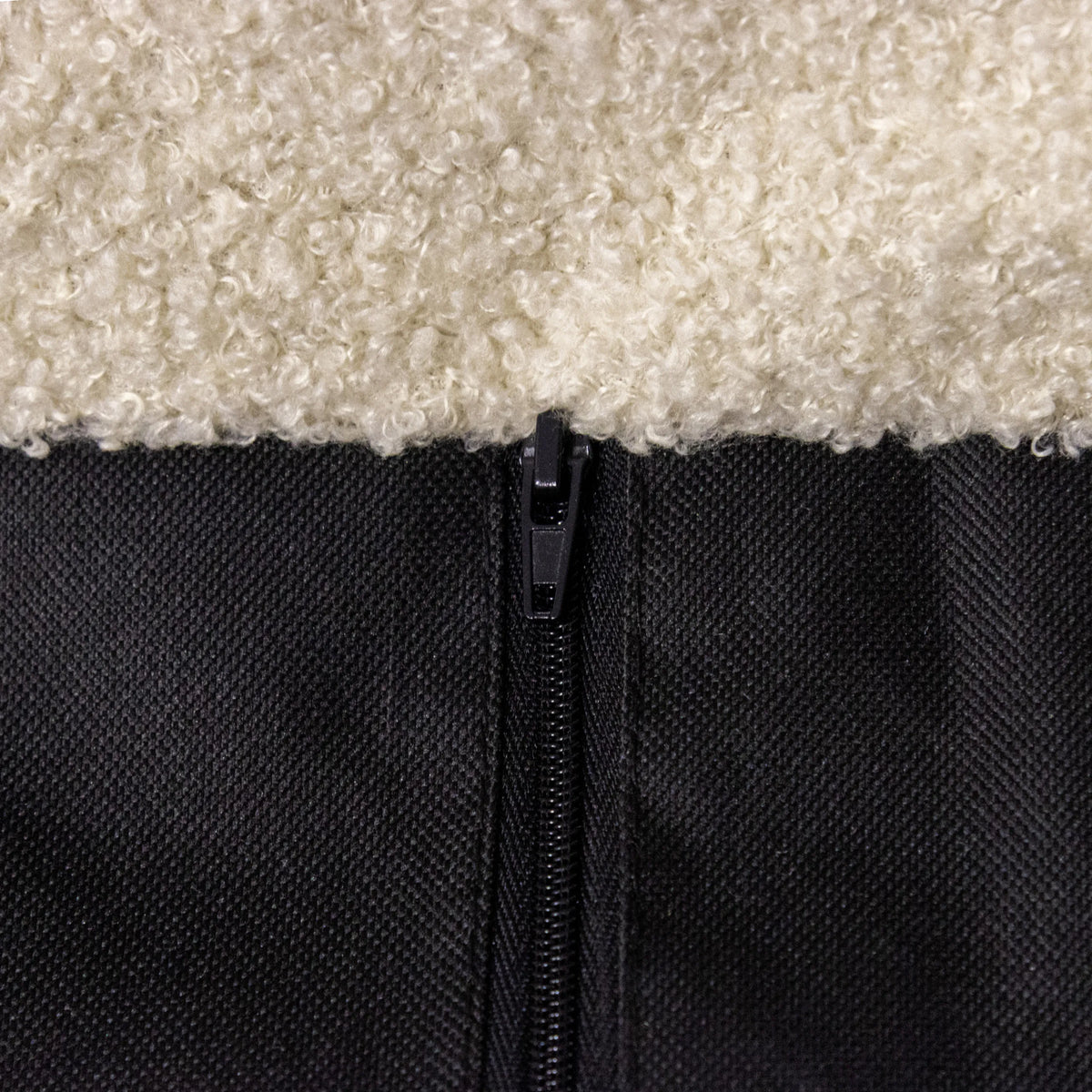 Dragkedja och materialövergång mellan beige plysch och svart tyg på Kattgrotta PAWY EB från hjh LIVING