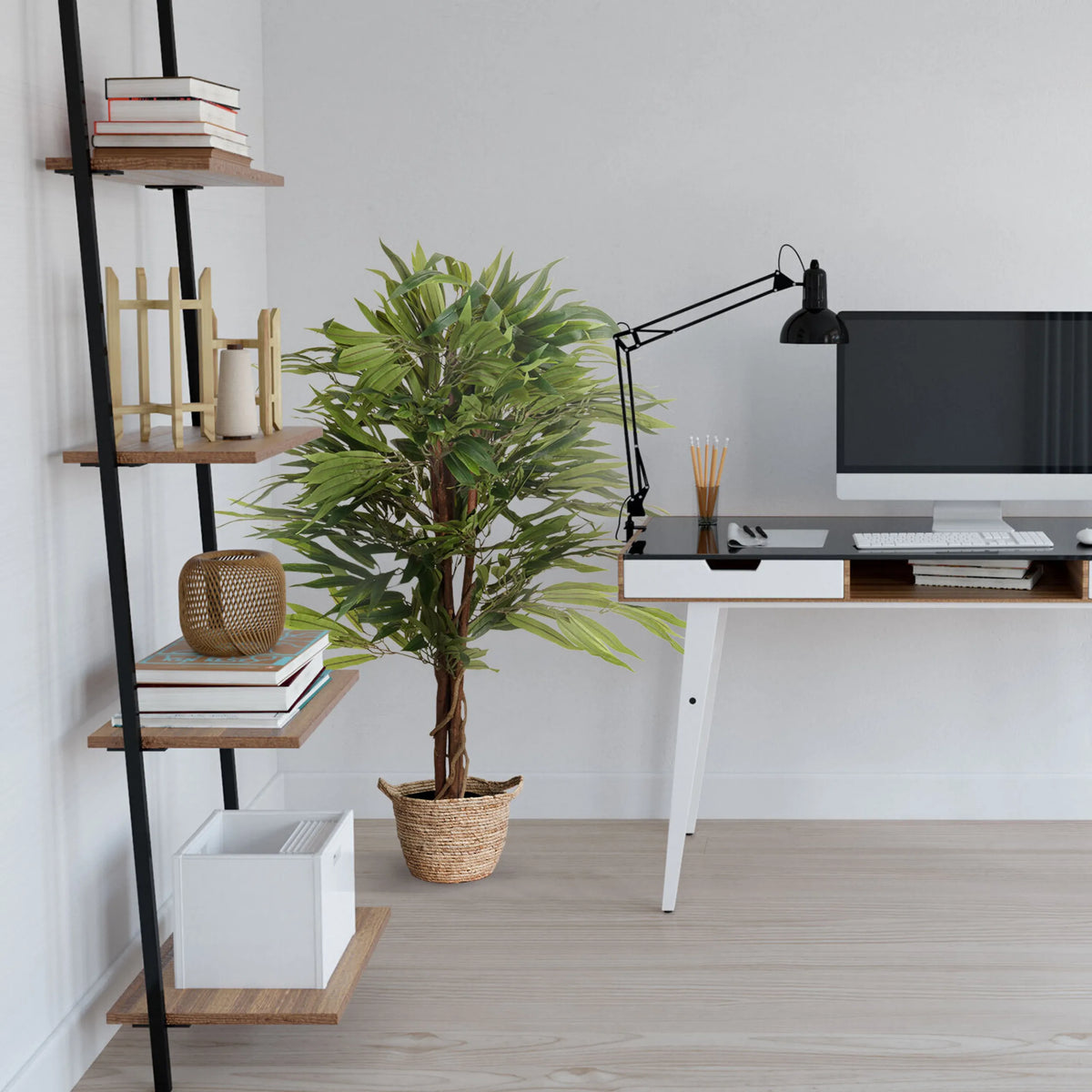 Gröna konstgjorda växter MANGO i en flätad korg bredvid ett skrivbord från hjh OFFICE