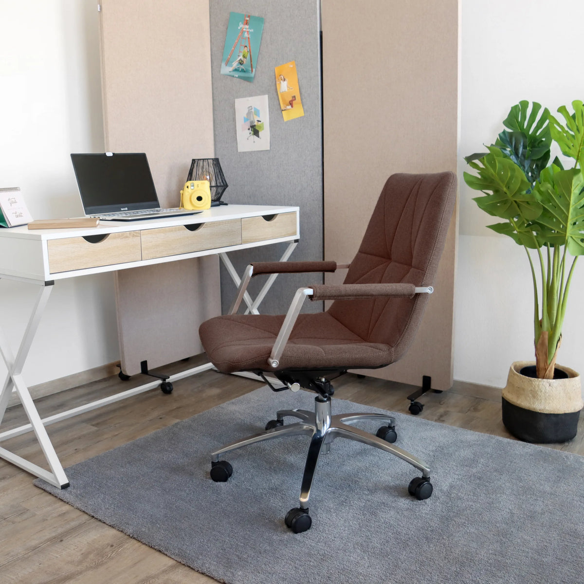 Home Office kontorsstol SARANTO II i mellanbrun med armstöd och hjul från hjh OFFICE