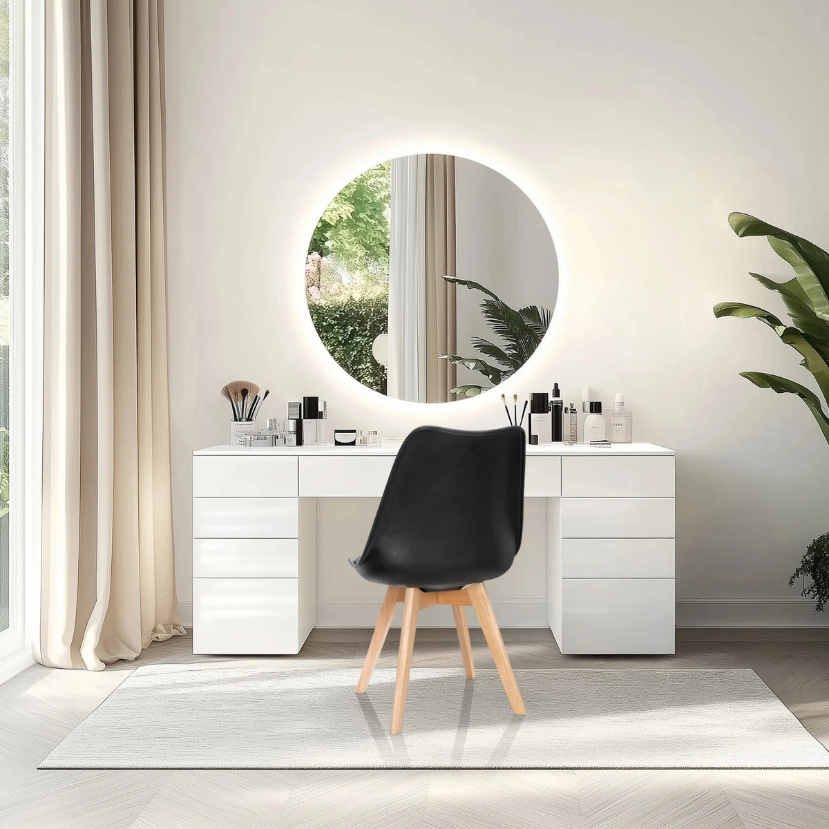 Skålformad stol SCANDI 4 i svart med fyra ljusa träben framför ett sminkbord från hjh OFFICE