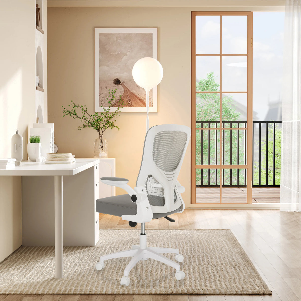 Grå BELIO W Home Office kontorsstol med nätryggstöd och vita armstöd i ett ljust rum från hjh OFFICE