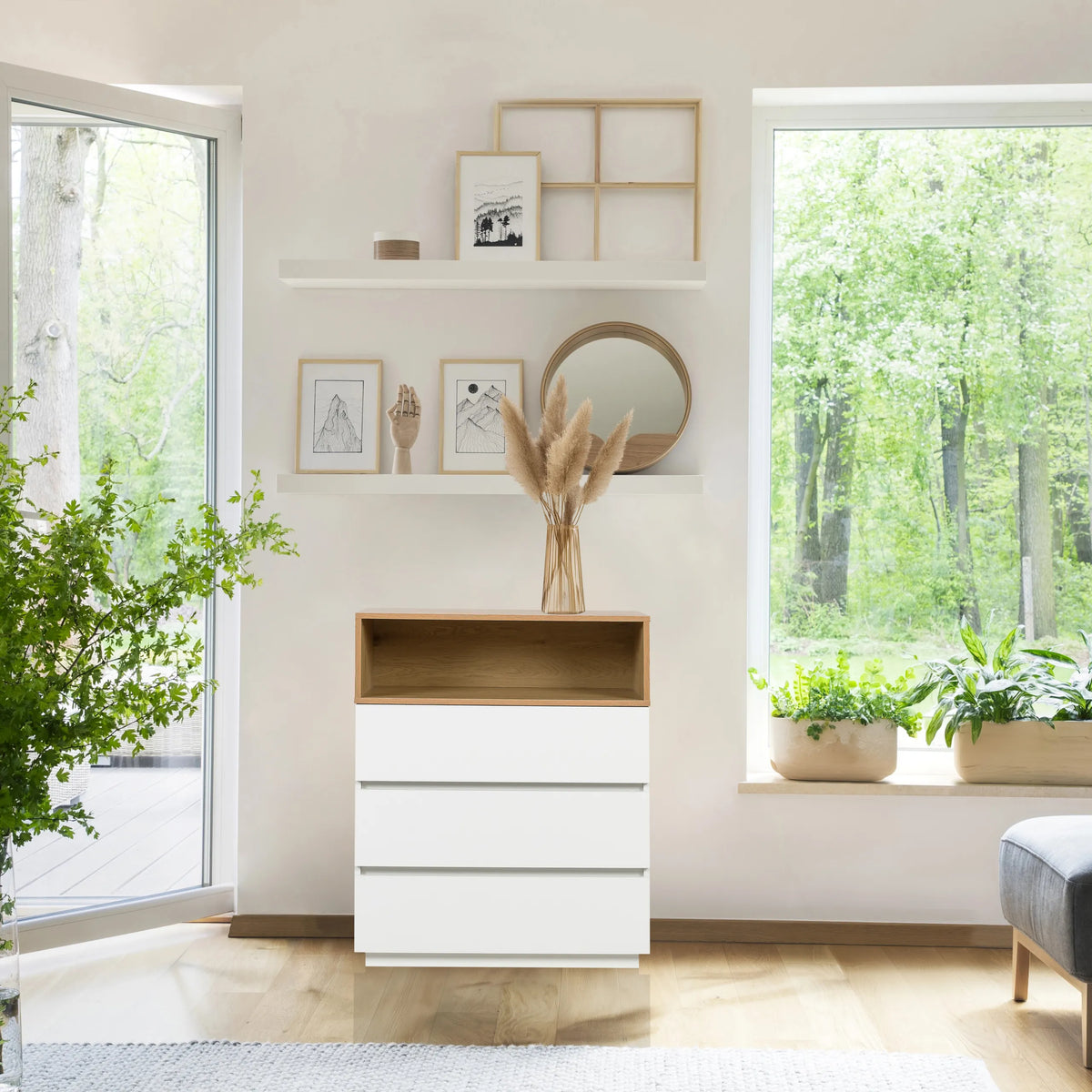 Byrå MELMO K i vit och ek med tre lådor och ett öppet fack från hjh LIVING