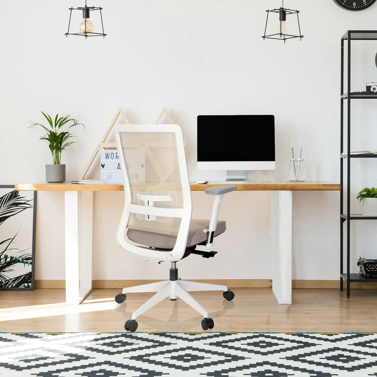 Beige Professionell kontorsstol PURE WHITE med nätryggstöd och vita armstöd från hjh OFFICE