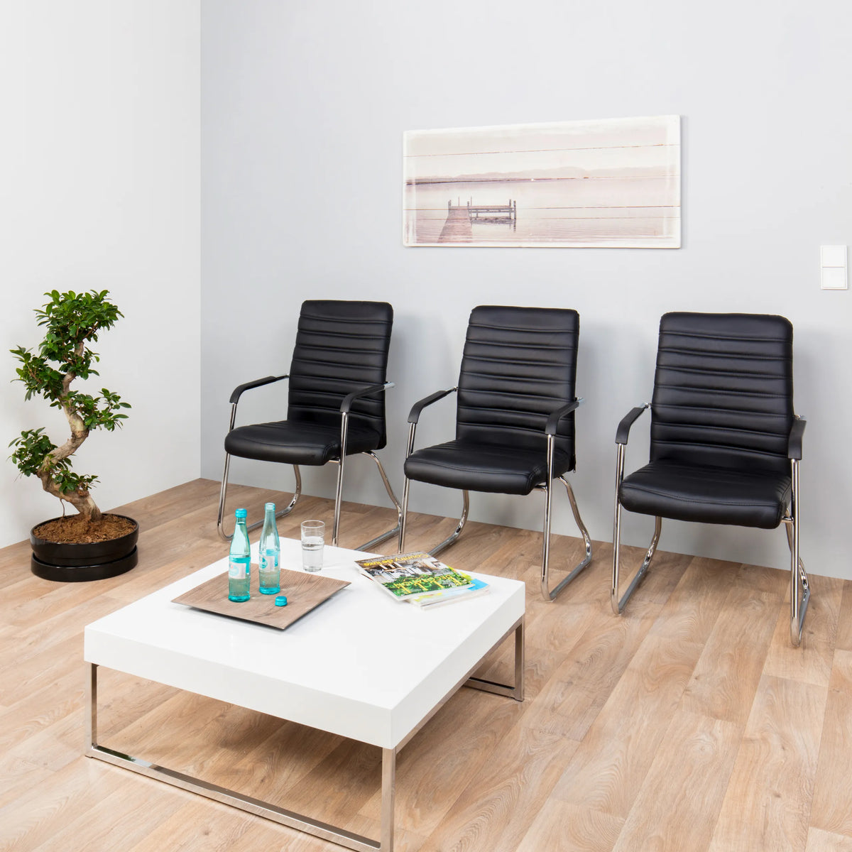 Tre svarta STEEL V besökarstolar med tvärsömnad och armstöd i krom från hjh OFFICE