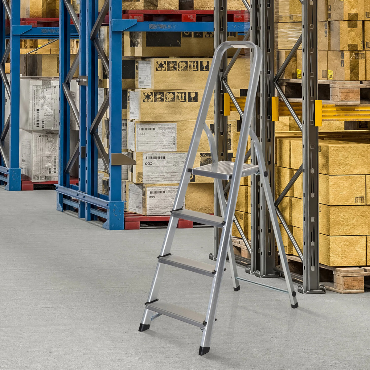 Fällbar stege i aluminium SOLID II med fyra steg och säkerhetsbygel från hjh OFFICE