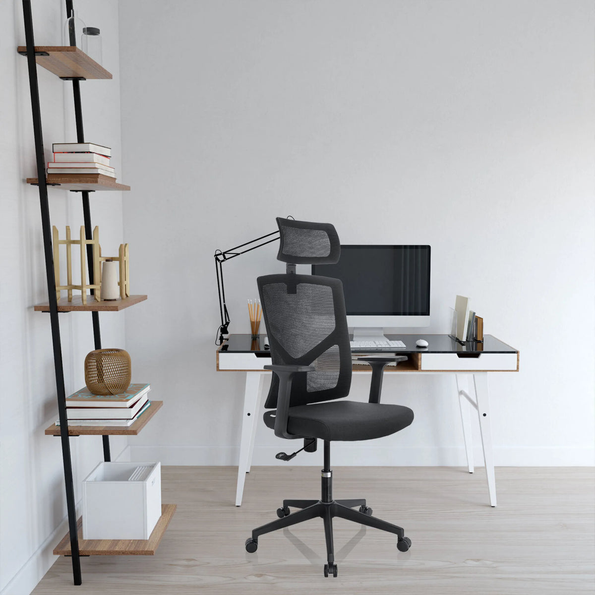 Svart BRETON B Home Office kontorsstol med nätryggstöd, nackstöd och hjul framför ett skrivbord från hjh OFFICE