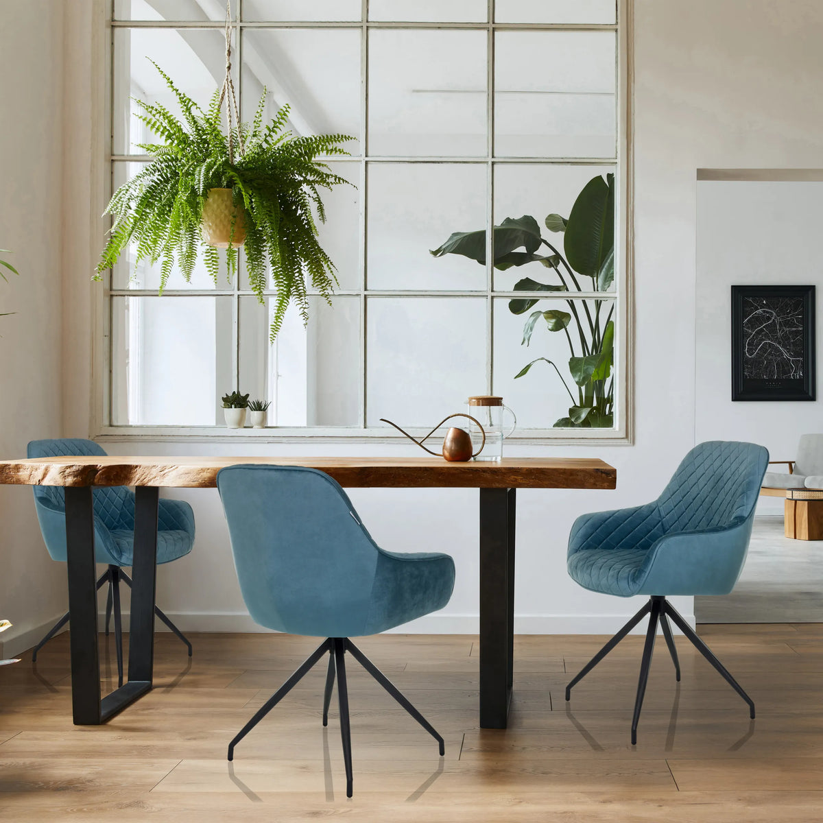 Blågrå stoppade stolar ELVERUM med quiltad sits och svarta metallben från hjh LIVING