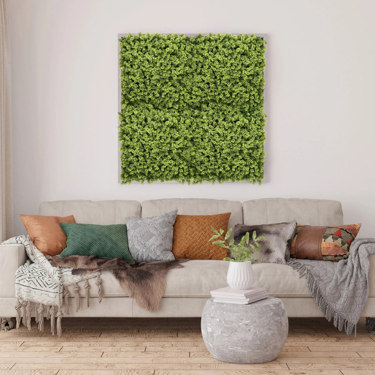 Grön växtmatta LEAFLUXE 3 som kvadratisk väggtavla över en soffa från hjh LIVING