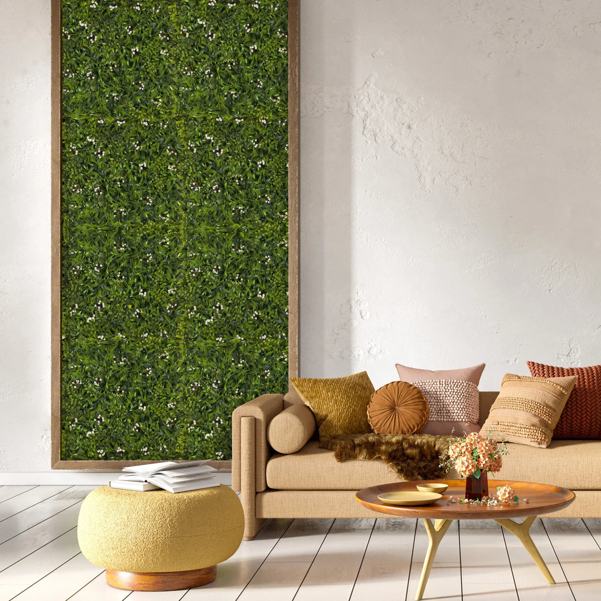 Grön växtmatta MORE GREEN I som väggtavla i ett vardagsrum med soffa och sidobord från hjh OFFICE