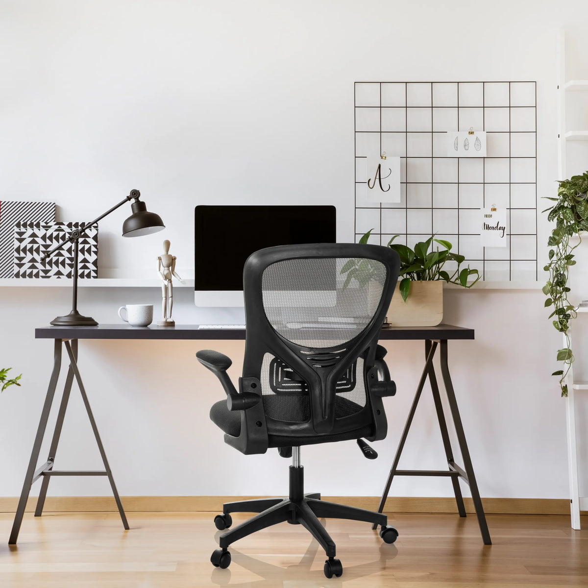 Svart Home Office kontorsstol BELIO med nätryggstöd och armstöd från hjh OFFICE