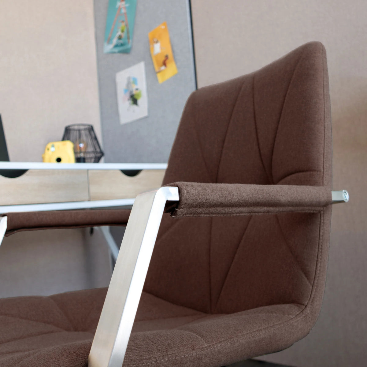 Armstöd med brunt klädsel från SARANTO II Home Office kontorsstol från hjh OFFICE