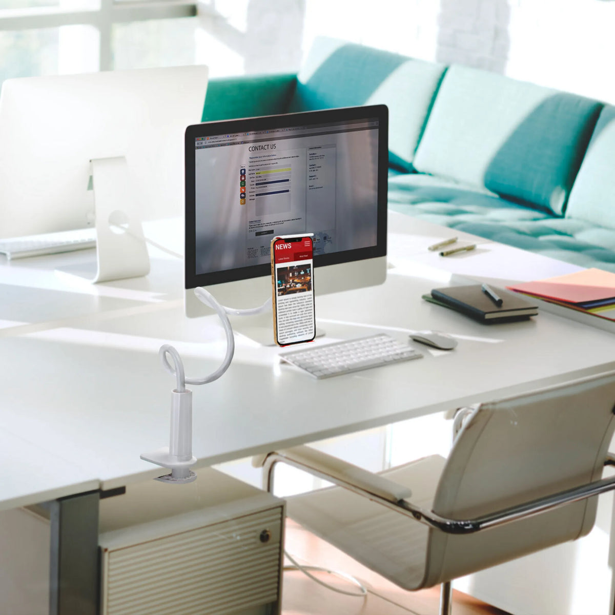 Vit hållare för mobiltelefon & surfplatta FLEXMOBI I på ett skrivbord med en smartphone från hjh OFFICE