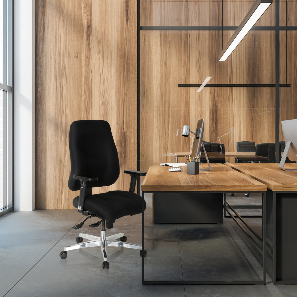 Svart Professionell kontorsstol ZENIT COMFORT med armstöd och hjul vid ett skrivbord från hjh OFFICE