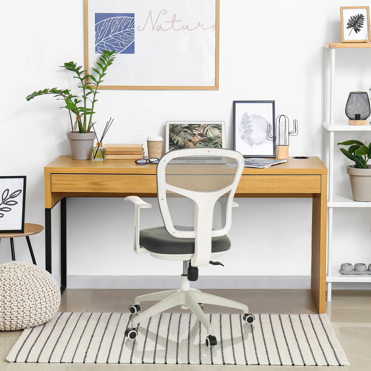 Grå Home Office kontorsstol TOP 108 W med nätryggstöd och vita armstöd från hjh OFFICE