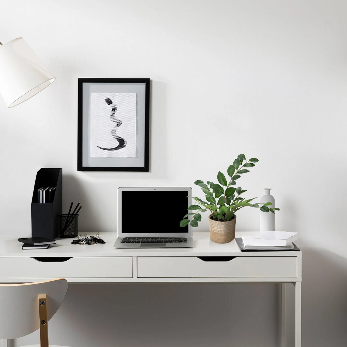 Grön Konstgjorda växter ZAMIE i en flätad kruka på ett vitt skrivbord från hjh OFFICE