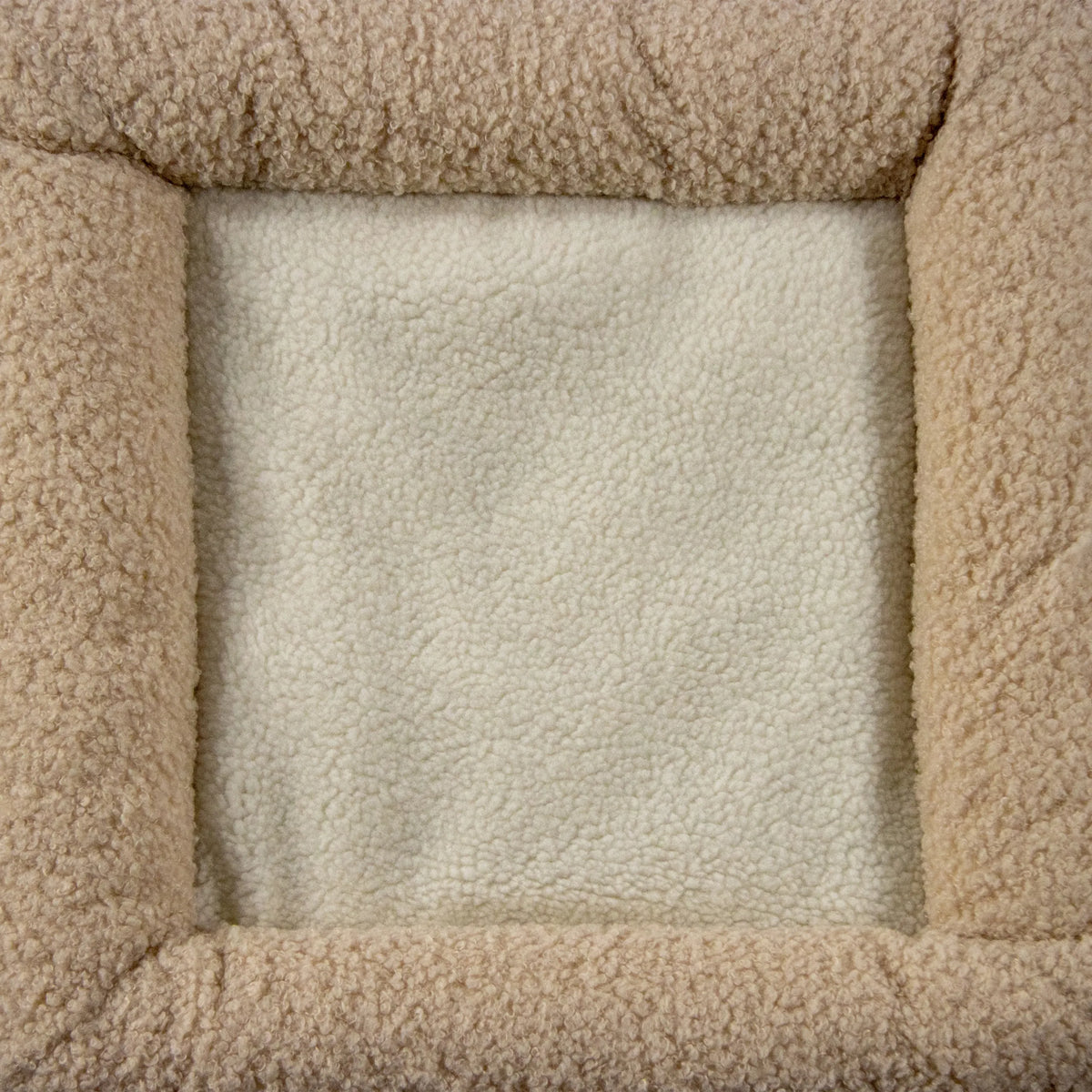 Beige fleecematerial från interiören i PAWY ES katthus från hjh LIVING