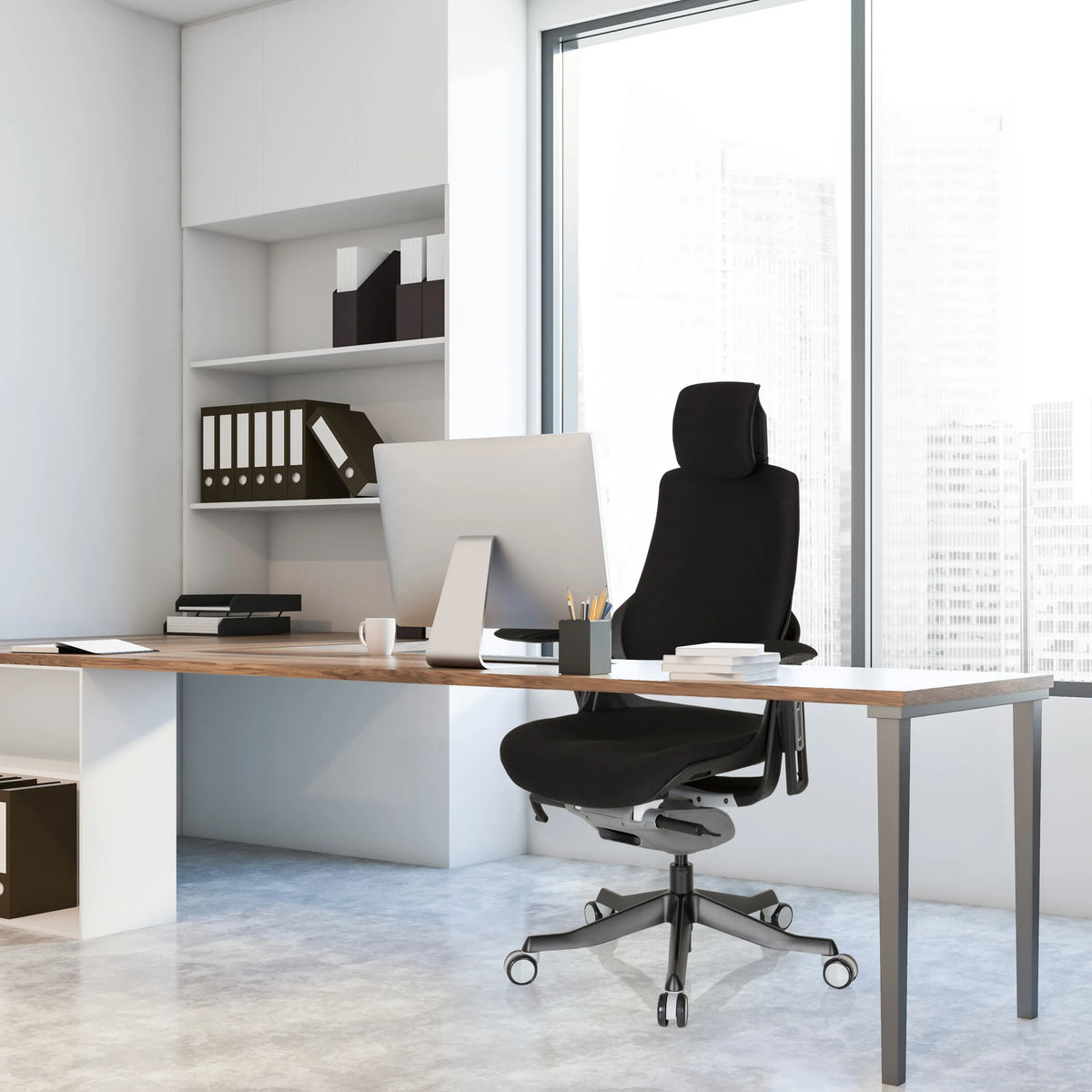 Svart Professionell kontorsstol SPEKTRE BLACK med nackstöd och tygklädsel vid ett skrivbord från hjh OFFICE