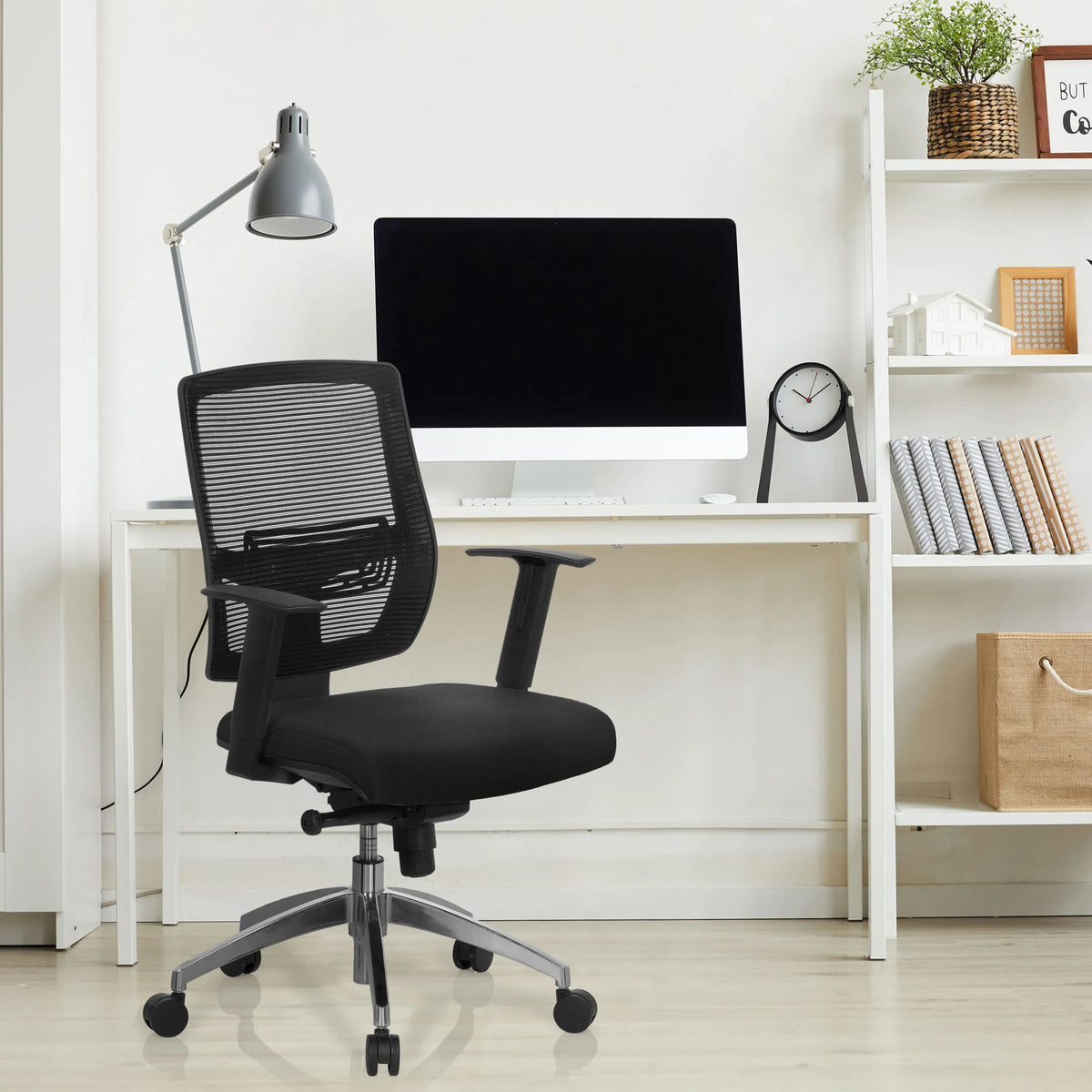 Svart Professionell kontorsstol NET 90 med nätryggstöd och armstöd vid ett vitt skrivbord från hjh OFFICE