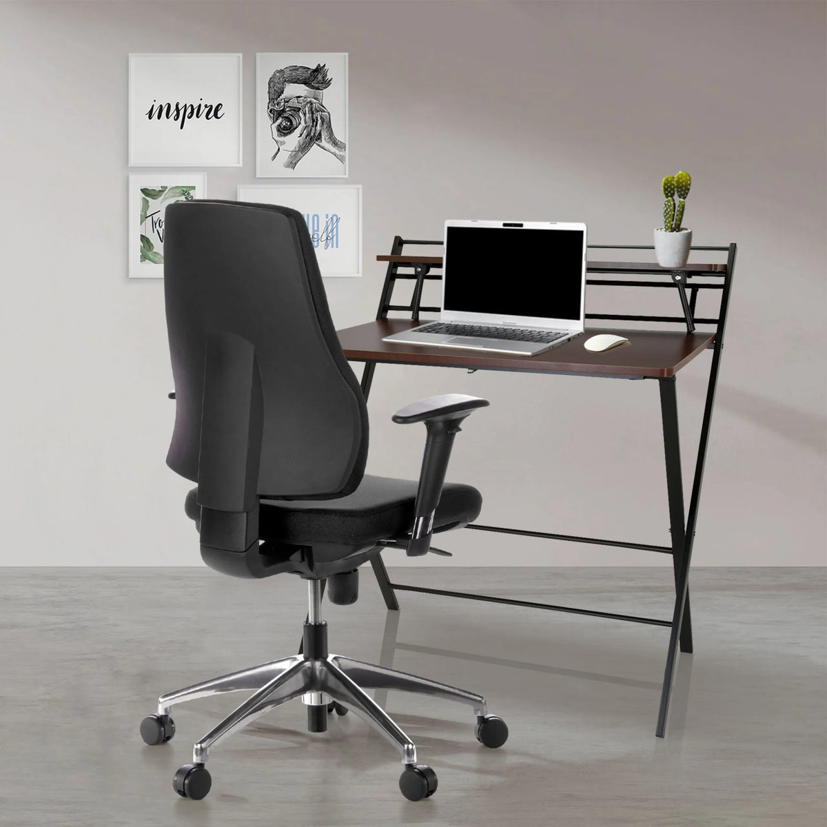 Svart professionell kontorsstol PRO-TEC 200 med armstöd och hjul vid ett skrivbord från hjh OFFICE