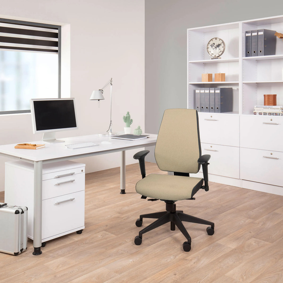 Beige Professionell kontorsstol PRO-TEC 500 med justerbara armstöd och stjärnfot med hjul från hjh OFFICE