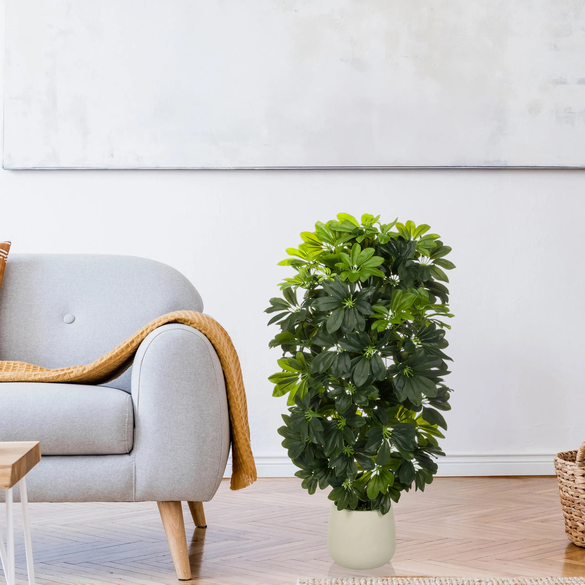 Grön konstgjord växt Schefflera 2 i en enkel vit kruka från hjh OFFICE