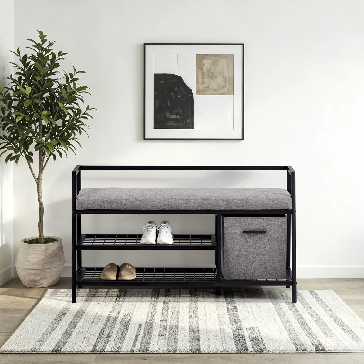 Skoskåp Estha Loft i svart och grått med sittdyna, två hyllplan och en tygkorg från hjh LIVING