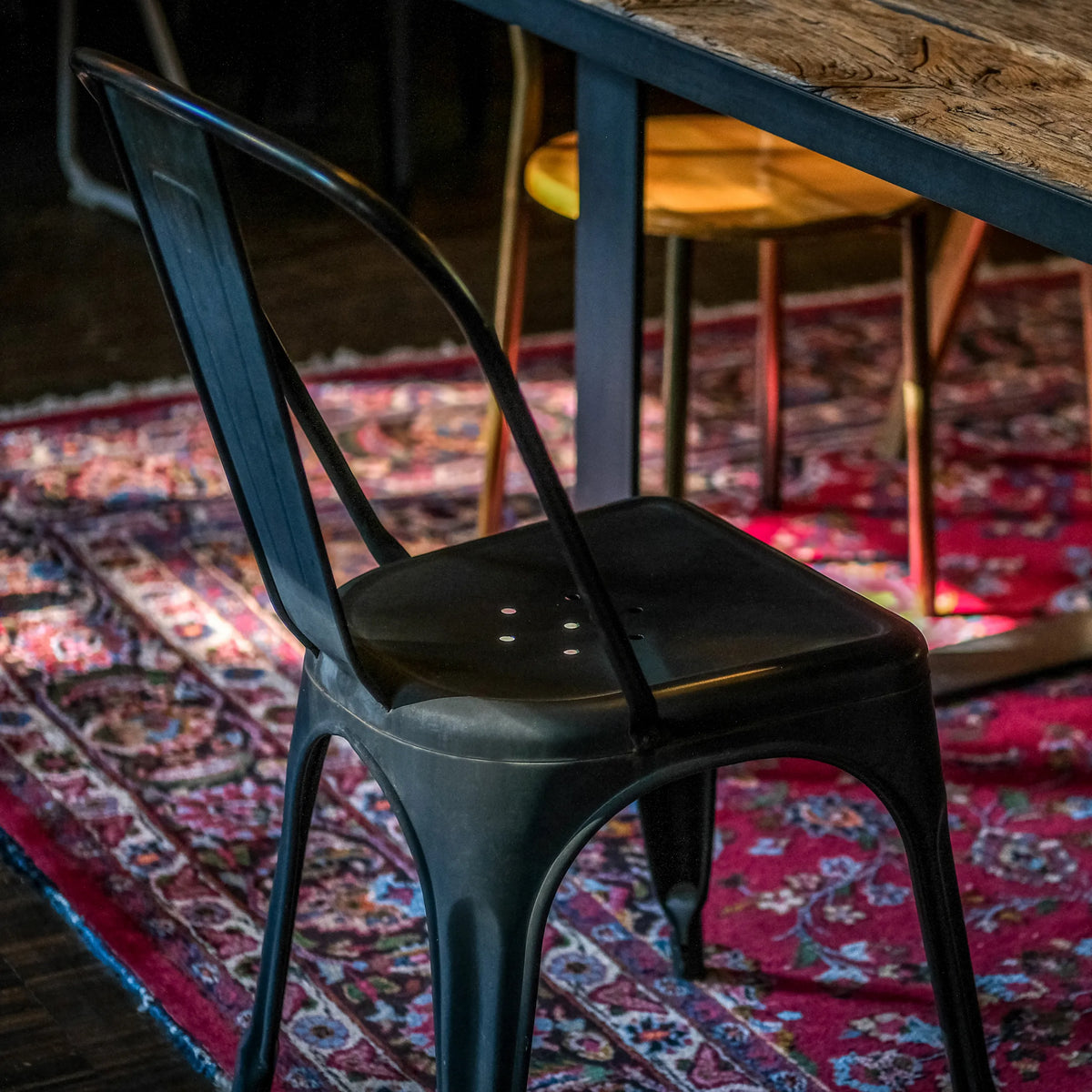 Svart Bistrostol VANTAGGIO BRUSH i metall med svängt ryggstöd från hjh OFFICE
