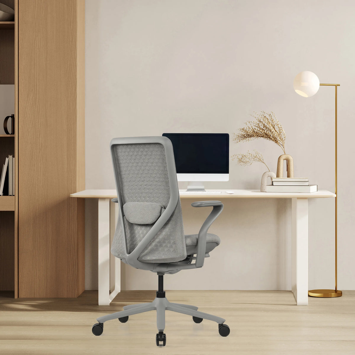 Grå hög kontorsstol VERVIO med nätrygg och armstöd från hjh OFFICE