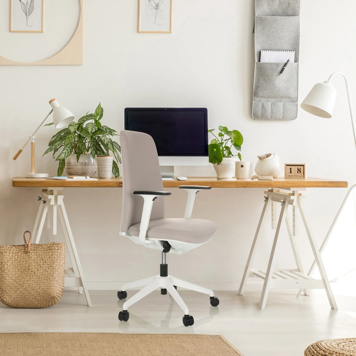 Beige Professionell kontorsstol NESTORA med vita armstöd och stjärnfot på hjul från hjh OFFICE