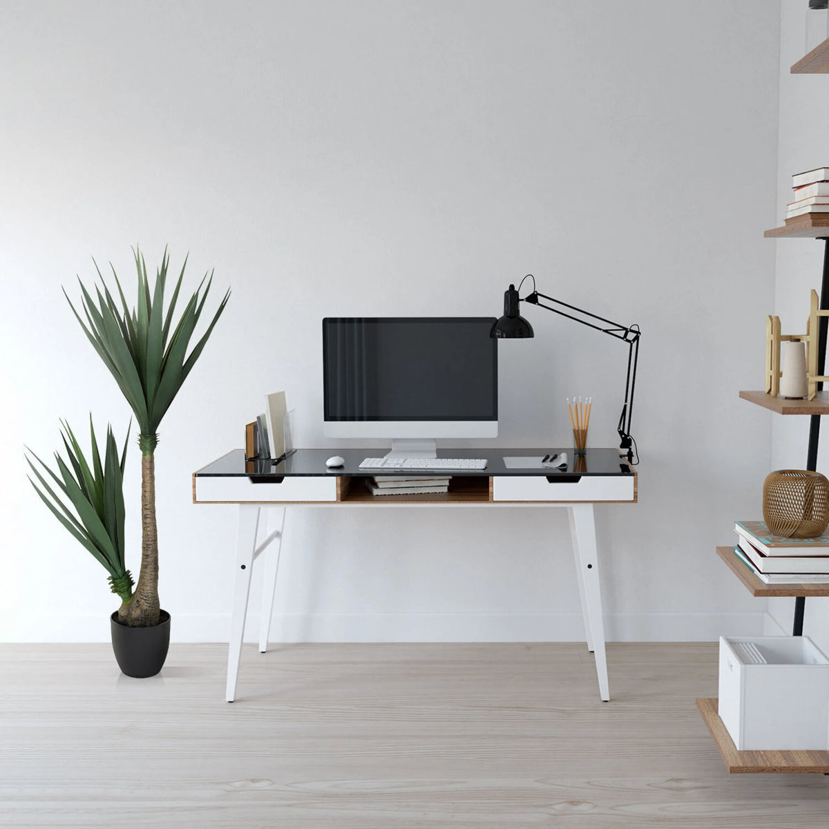 Konstgjorda växter YUCCA i grönt med långa spetsiga blad i en svart kruka från hjh OFFICE