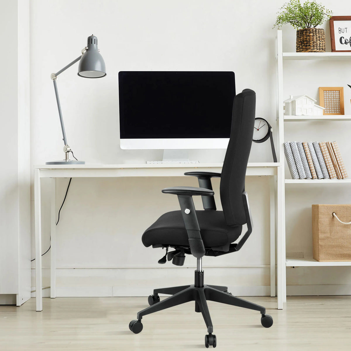Professionell kontorsstol PRO-TEC 300 i svart med armstöd och hjul vid ett vitt skrivbord från hjh OFFICE