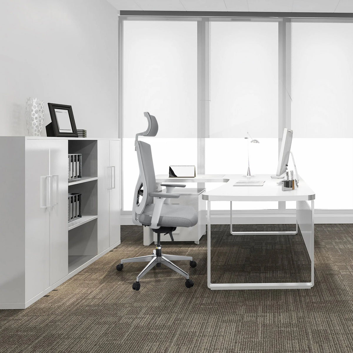 Grå Professionell kontorsstol BRETON PRO W med nackstöd och armstöd framför ett vitt skrivbord från hjh OFFICE