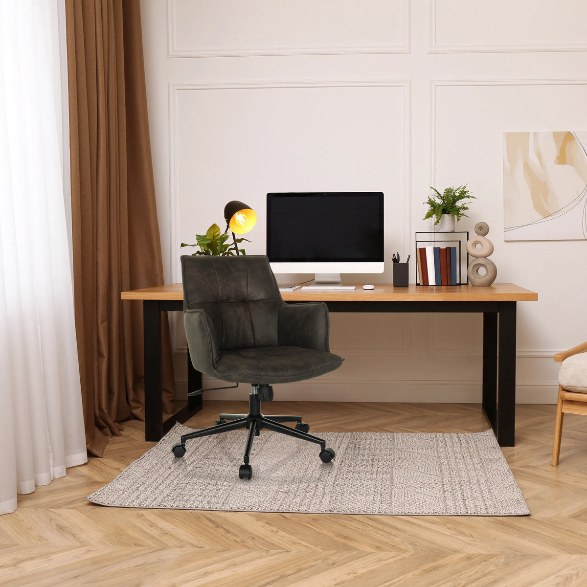 Mörkgrå Home Office kontorsstol SOLAO LIFE med hjul och armstöd framför ett skrivbord från hjh LIVING