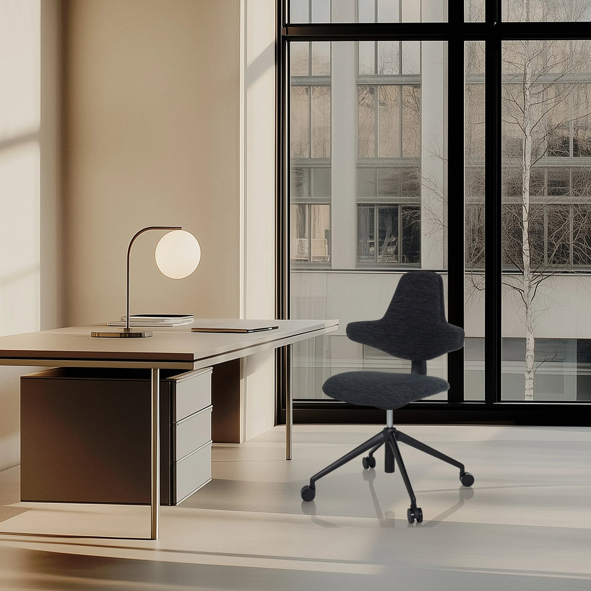 Svart Professionell kontorsstol PALIANO med fem hjul framför ett skrivbord från hjh OFFICE
