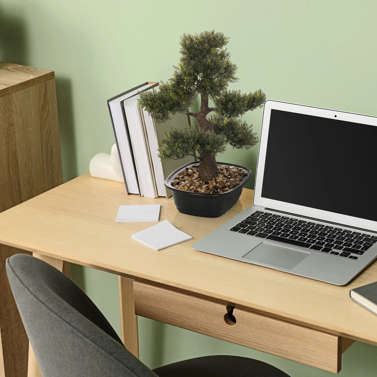 Konstgjorda växter BONSAI som en liten bonsai i en svart kruka på ett skrivbord från hjh OFFICE