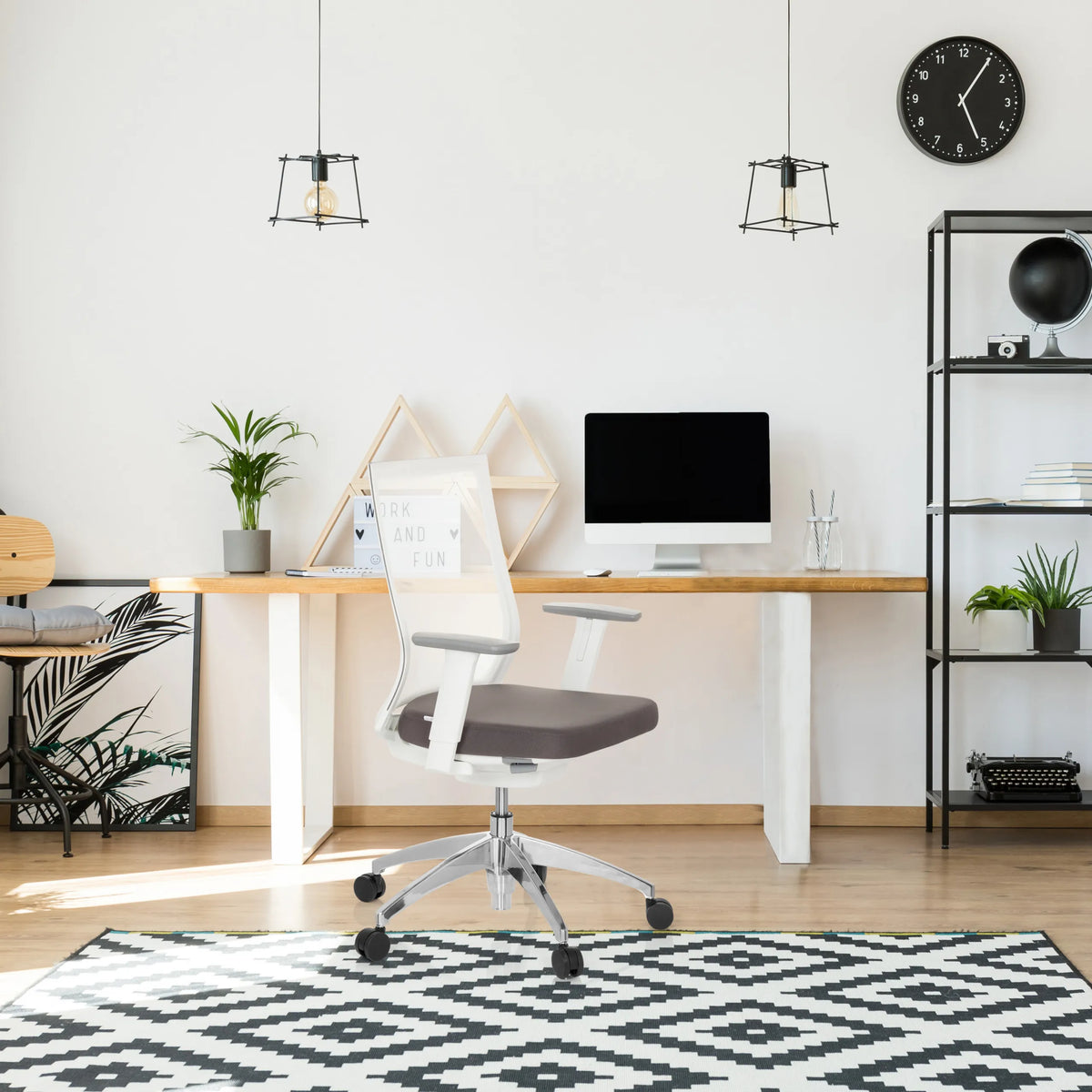 Professionell kontorsstol ASPEN WHITE i grått och vitt med vitt ryggstöd och armstöd från hjh OFFICE