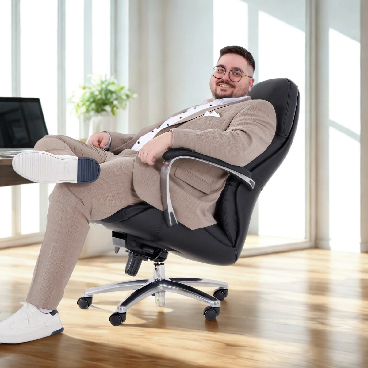 Svart snurrstol BRENTON XXL med armstöd och stjärnfot från hjh OFFICE