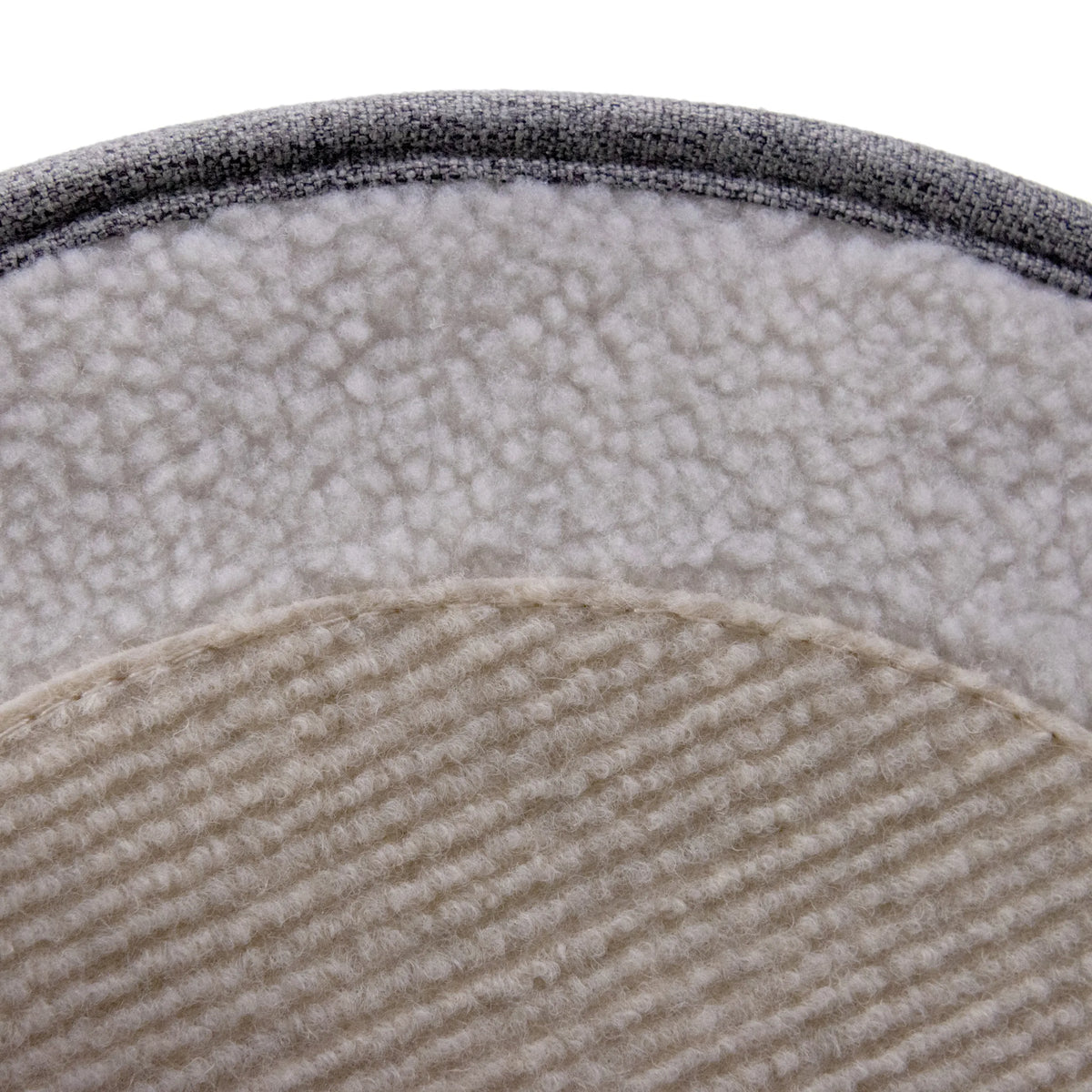Grå materialyta med fluffigt foder och ribbad botten i PAWY R-kattgrottan från hjh LIVING