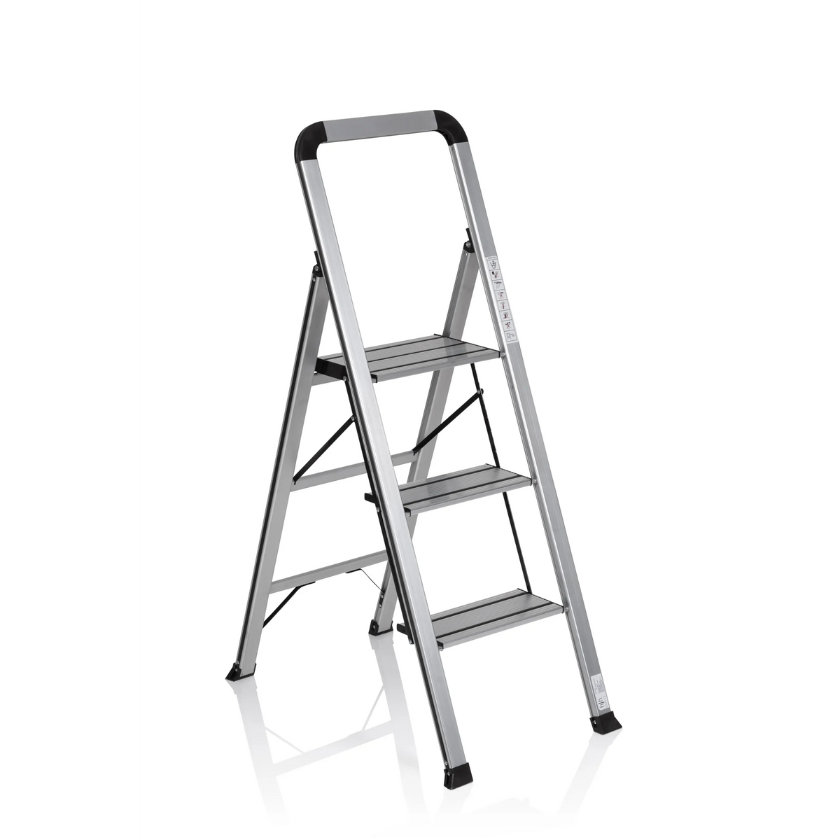 Silverfärgad fällbar stege SOLID V i aluminium med tre steg och handtag från hjh OFFICE – 360-gradersvy (snett framifrån 40°)