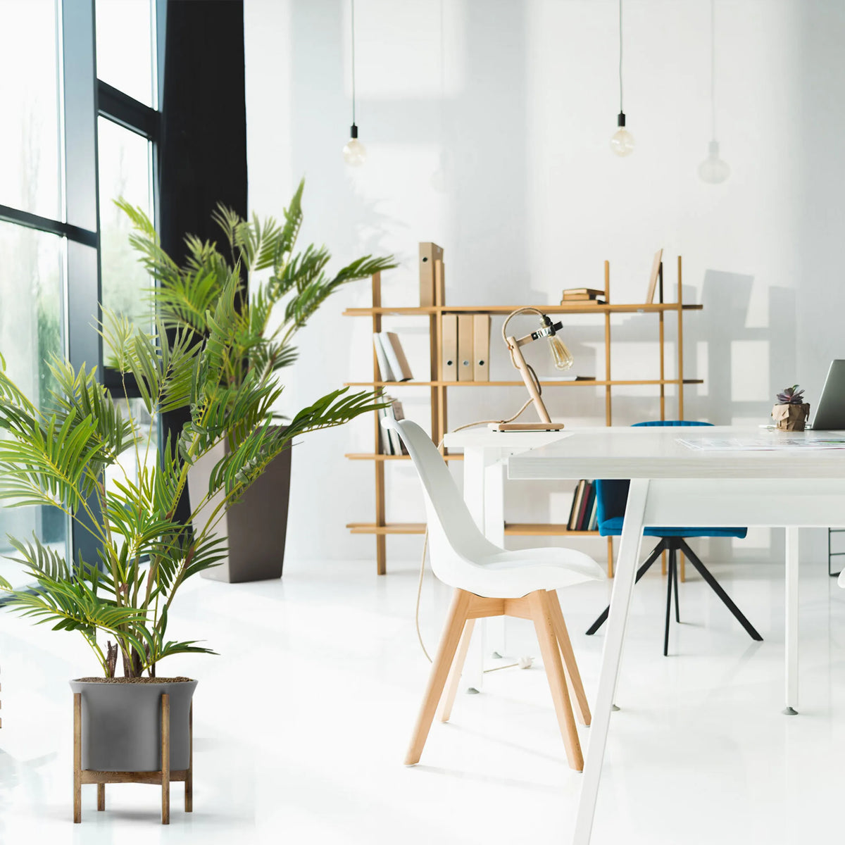 Grön konstgjord växt ARECA I i en grå kruka på ett trästativ från hjh OFFICE