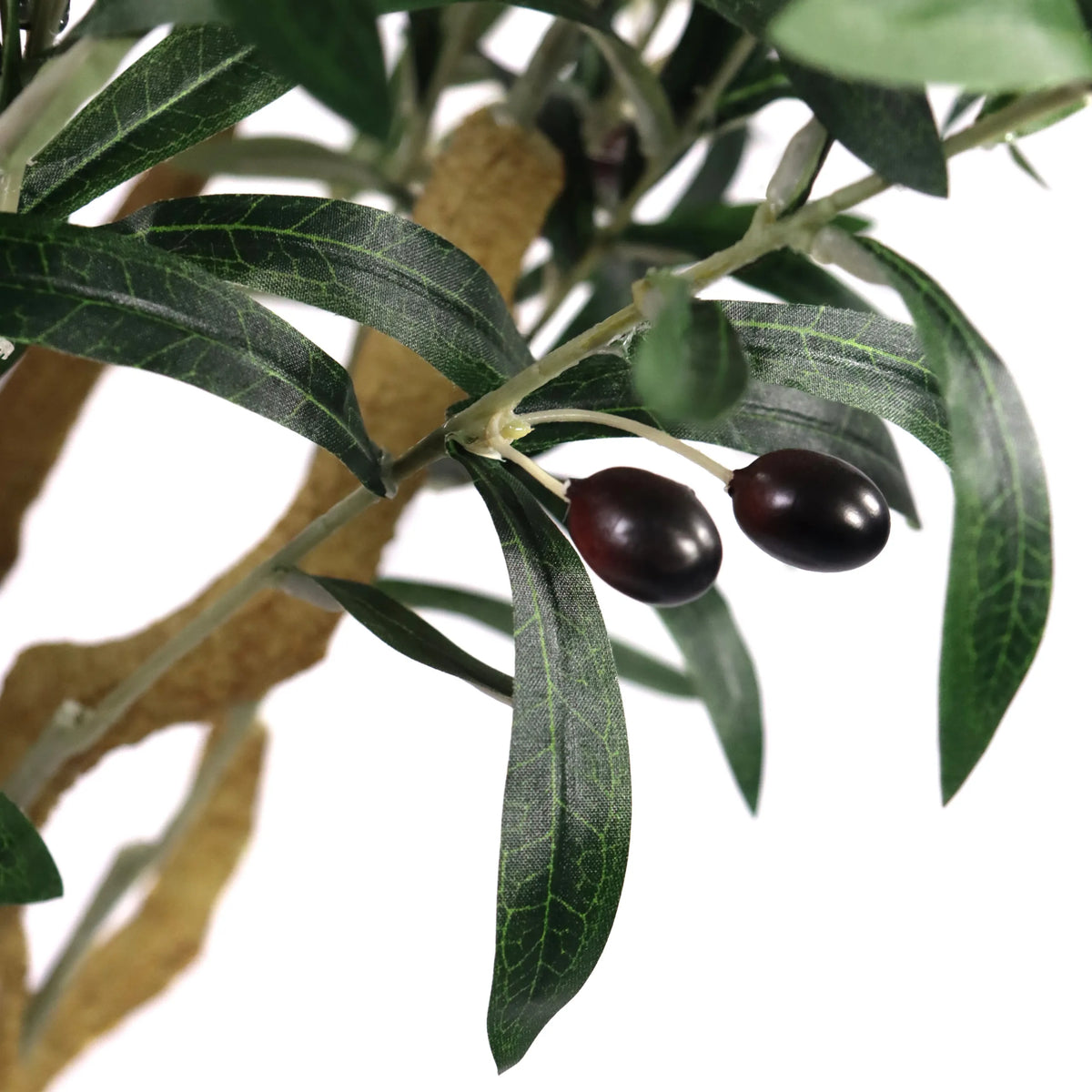 Två mörka oliver på en gren med gröna blad från den konstgjorda växten OLIVE II från hjh OFFICE