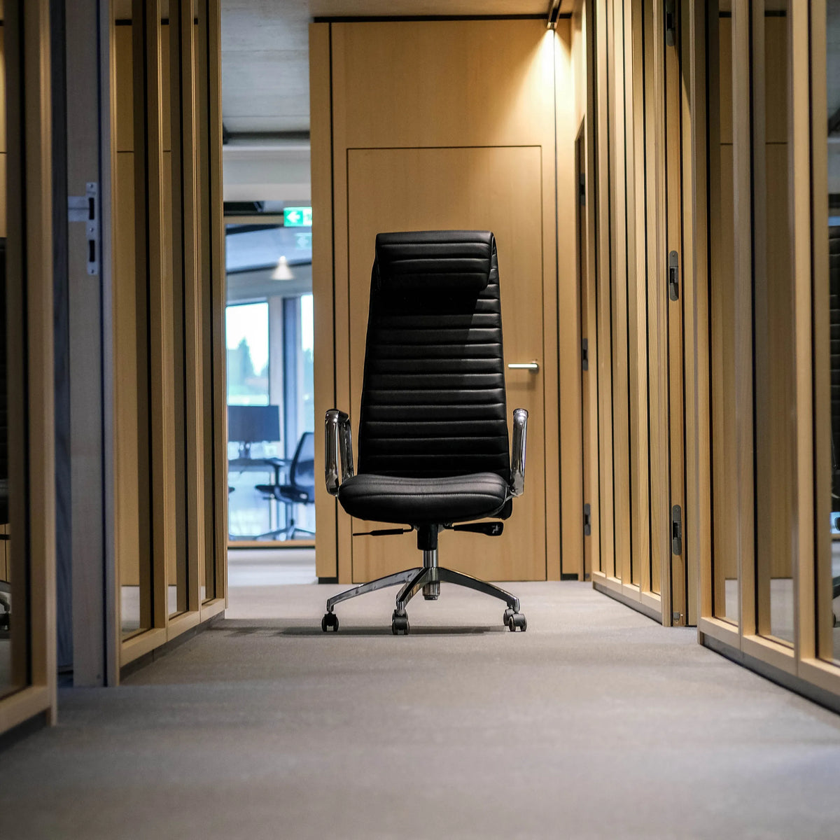 Lyxig chefsfåtölj ASPERA 20 i svart med quiltad stoppning och silverfärgade armstöd från hjh OFFICE