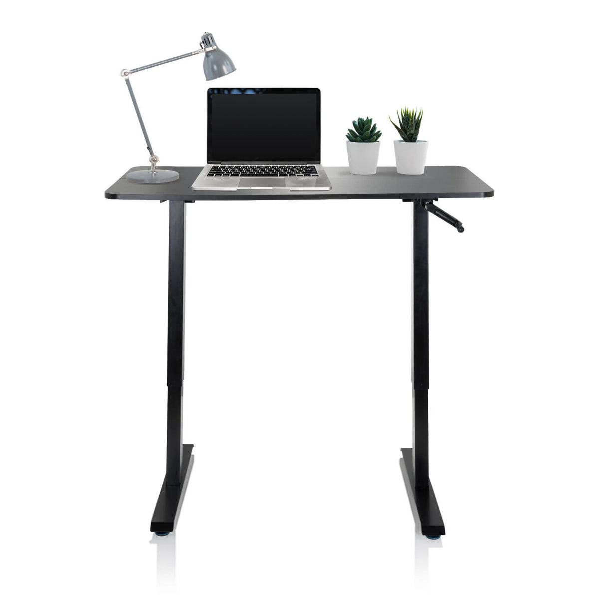 Svart Ståskrivbord STAND CR med bärbar dator, skrivbordslampa och två små växter från hjh OFFICE