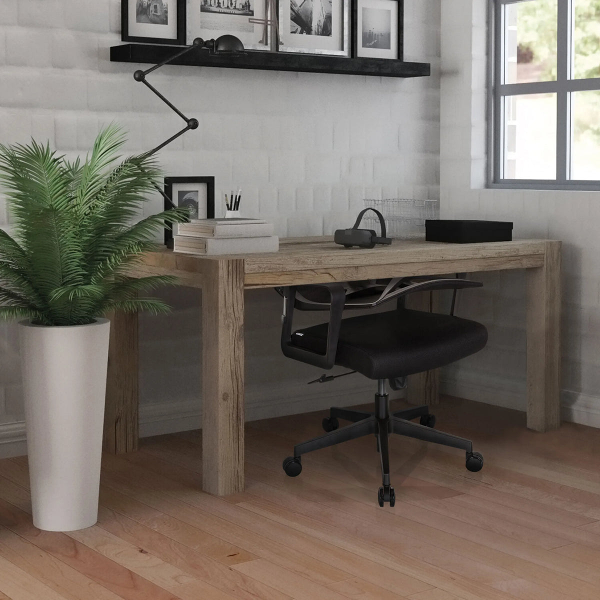 Svart Home Office kontorsstol ENCO vid ett träbord i ett ljust rum från hjh OFFICE