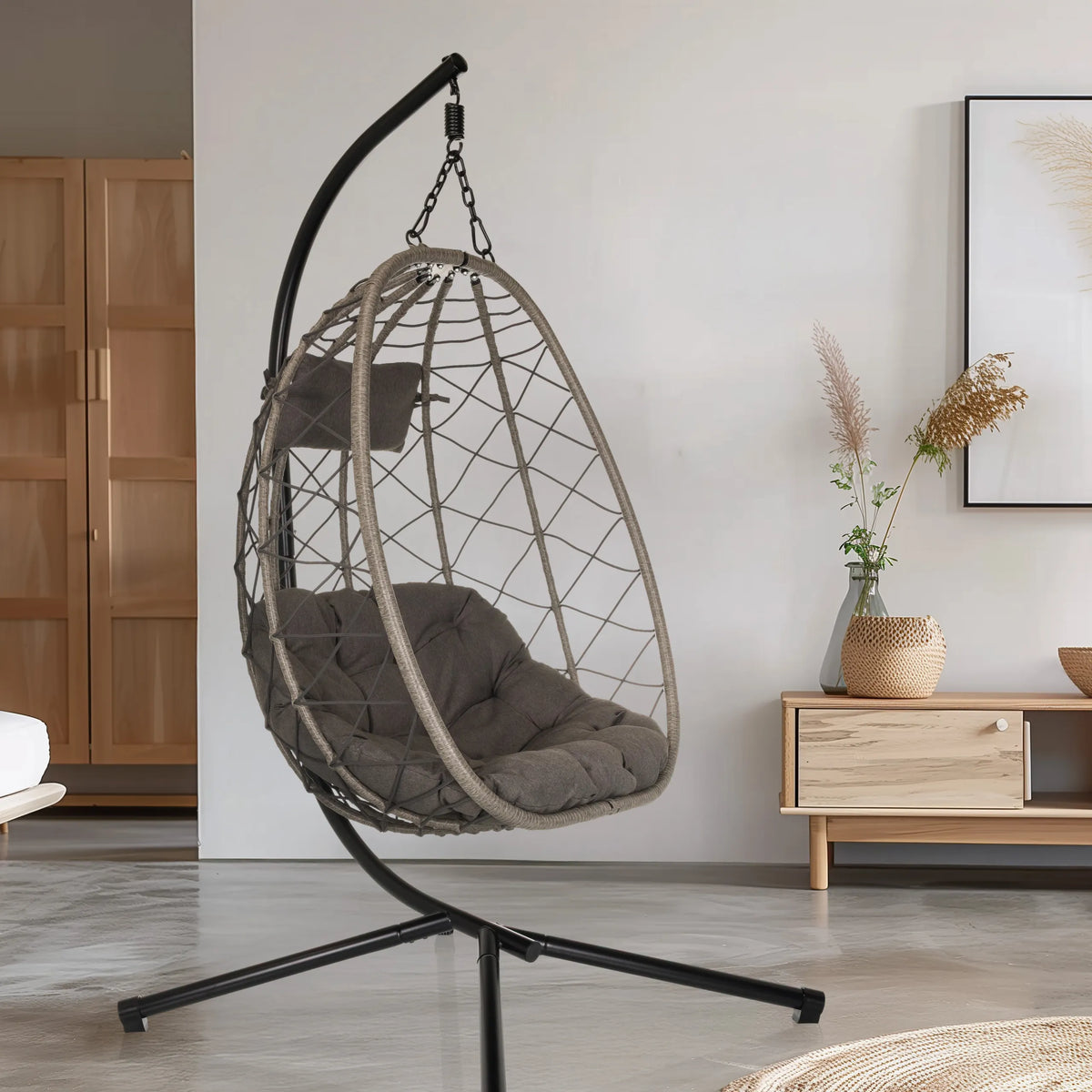 Hängstol COCOVA med grå klädsel och svart ram från hjh LIVING