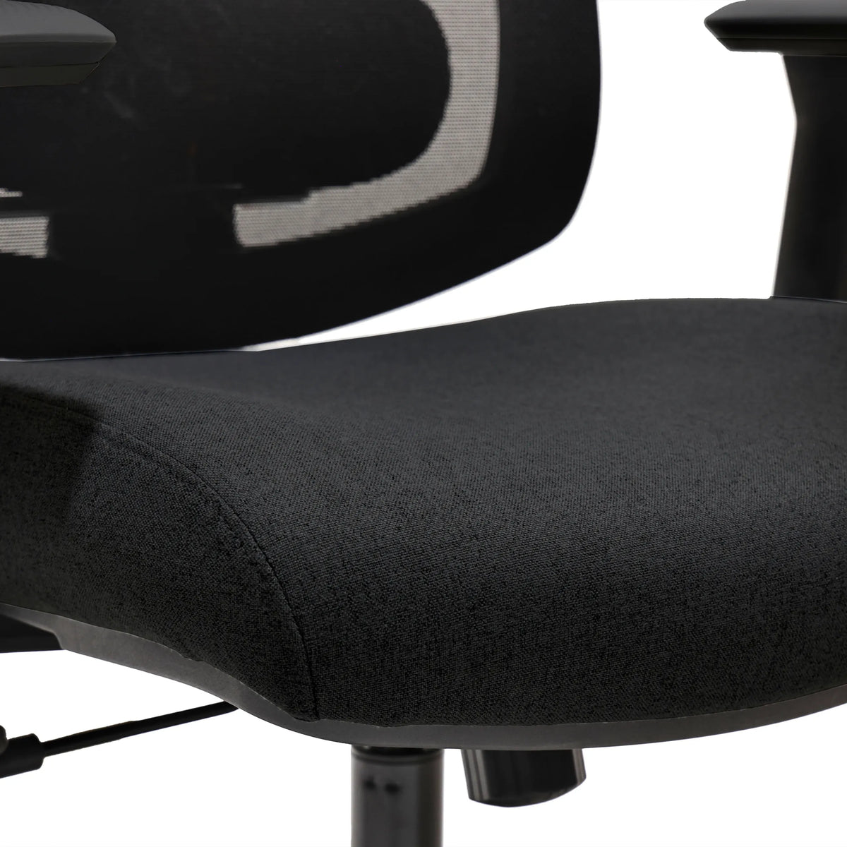Svart klädd sits på den professionella kontorsstolen Mirou från hjh OFFICE