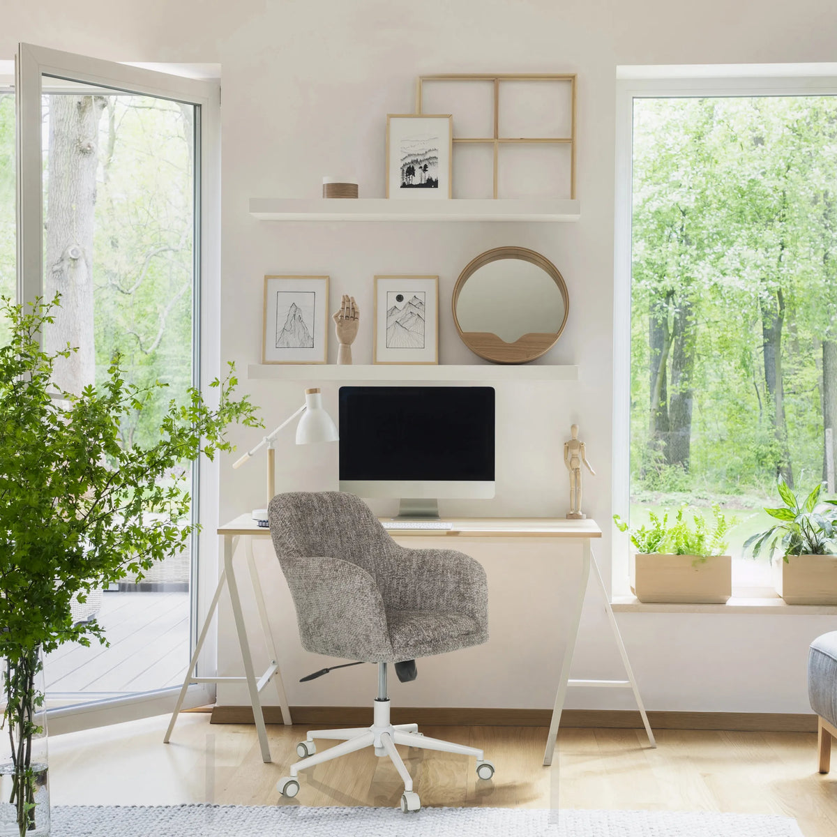 Home Office kontorsstol SOLAO HOME i grått med tygbeklädnad och vitt underrede vid ett skrivbord från hjh LIVING