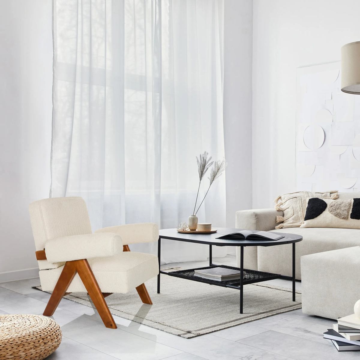 Vit loungefåtölj POOLY med trästomme i en ljus boendemiljö från hjh LIVING