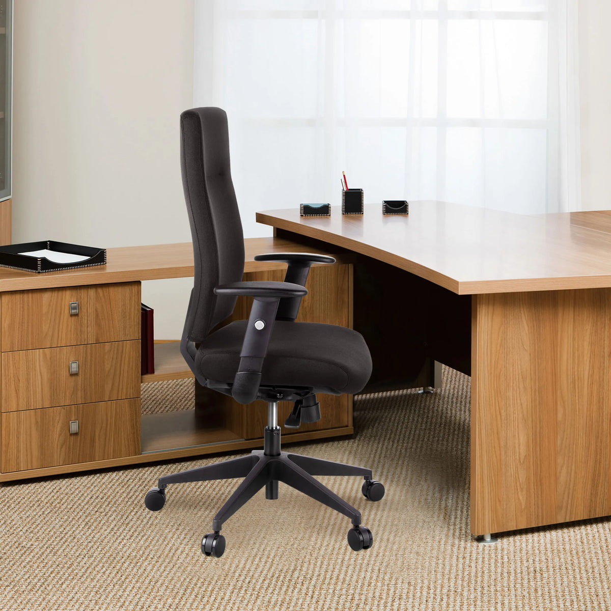 Svart Professionell kontorsstol PRO-TEC 300 med högt ryggstöd och armstöd från hjh OFFICE